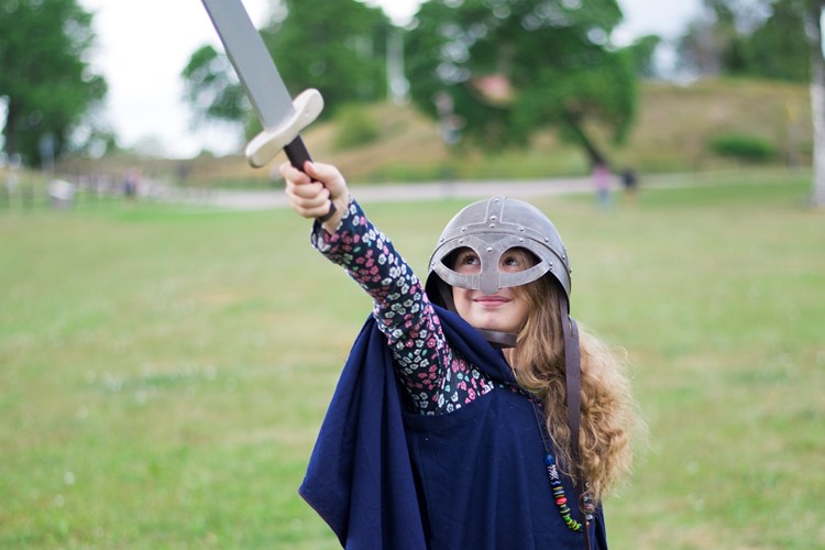 Vikingaskola: Julpyssel och klä granen